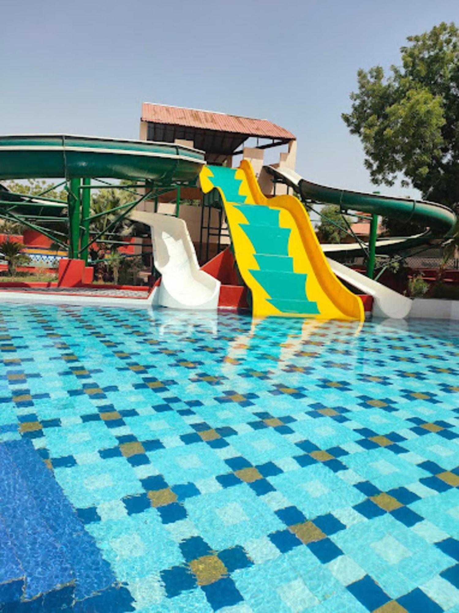Holiday Resort & Spa A Unit Of S Poddar Group Gandhidham Exterior photo